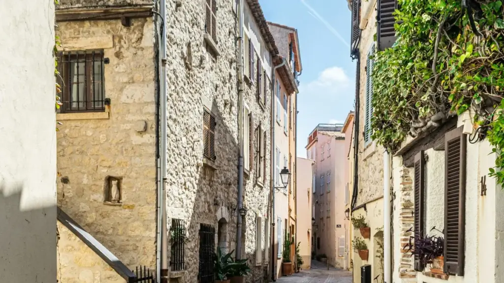 Практычны гайд для беларускіх крэатараў: як выходзіць на мальтыйскія брэнды праз Disney Plus, выкарыстоўваючы лакальныя і міжнародныя тактыкі, прыклады з авіяцыі Малты і дзеячы платформ.