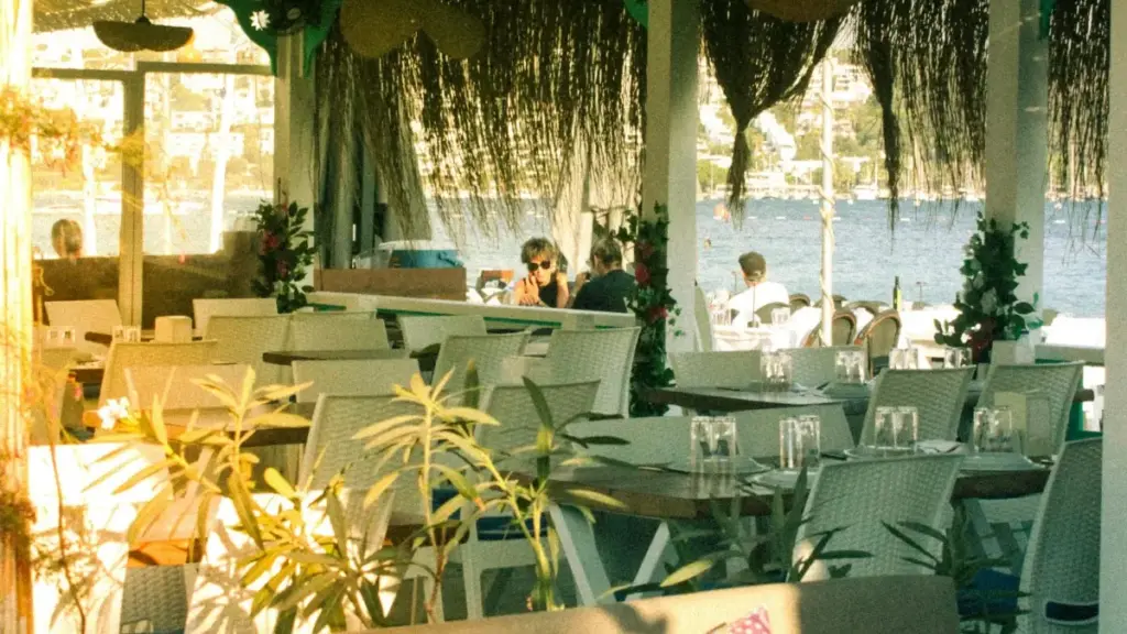 Практычнае кіраўніцтва для беларускіх крэатараў: як знаходзіць мексіканскія брэнды на TikTok, прапанаваць flat‑fee здзелкі і пазбегнуць прававых/дэзінфармацыйных рызык.